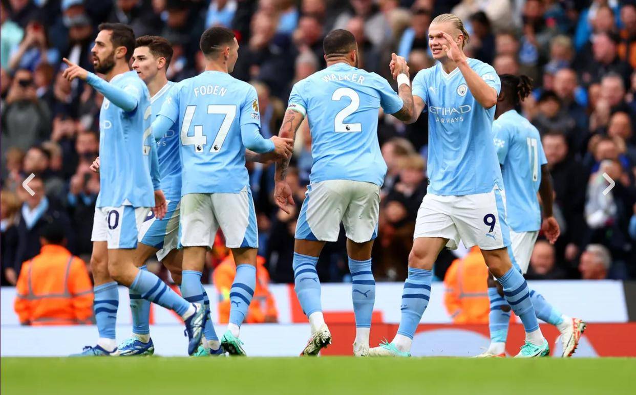 球员赛后把球鞋送给小球迷