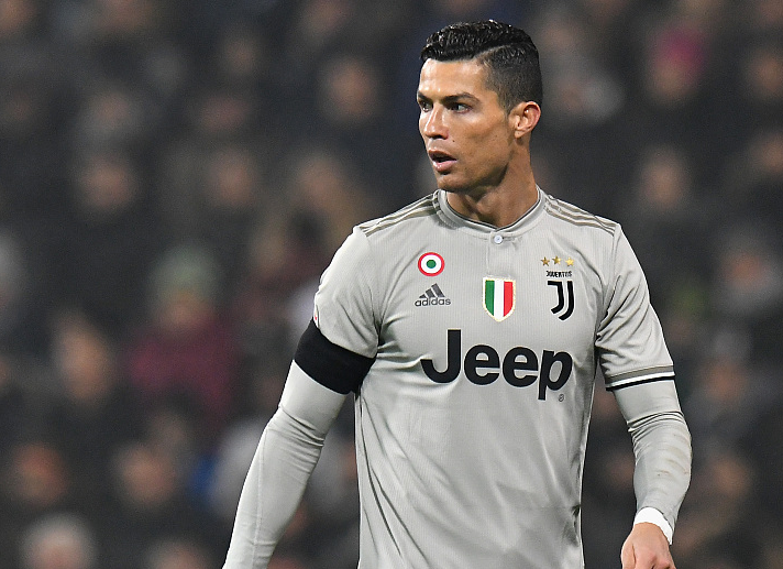 不和谐，太阳报：拜仁球迷在赛前与现场警察和安保发生冲突